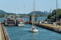 Tàu thuyền đi qua Miraflores Locks ở Kênh đào Panama. Ảnh: Getty.