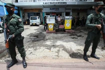 Binh sĩ canh gác tại một trạm xăng cạn kiệt ở thủ đô Colombo, Sri Lanka ngày 15/6 (Ảnh: CNN)