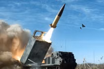 Hệ thống M270 MLRS của Mỹ phóng tên lửa ATACMS (Ảnh: Getty)