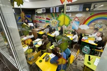 Các lớp học dưới lòng đất được trang trí rực rỡ nhằm cố gắng duy trì tinh thần vui vẻ cho các em (Ảnh: Sky News)