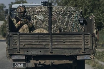 Một người lính Ukraine ngồi sau xe tải (Ảnh: Getty)