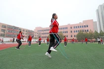 Học sinh học nhảy dây tại một trường tiểu học ở tỉnh Hà Bắc, miền Bắc Trung Quốc. Các trường tiểu học trên khắp Trung Quốc đang chứng kiến ​​sự sụt giảm số lượng học sinh ghi danh trong bối cảnh tỷ lệ sinh trên toàn quốc giảm mạnh. Ảnh: Shutterstock.