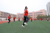 Học sinh học nhảy dây tại một trường tiểu học ở tỉnh Hà Bắc, miền Bắc Trung Quốc. Các trường tiểu học trên khắp Trung Quốc đang chứng kiến ​​sự sụt giảm số lượng học sinh ghi danh trong bối cảnh tỷ lệ sinh trên toàn quốc giảm mạnh. Ảnh: Shutterstock.