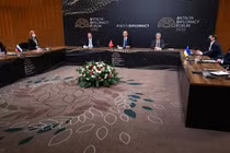 Ngoại trưởng Nga Sergey Lavrov và người đồng cấp Ukraine Dmytro Kuleba trong cuộc gặp ở Antalya, Thổ Nhĩ Kỳ (Ảnh: Sputnik)