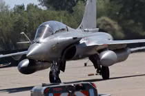 Một máy bay chiến đấu Dassault Rafale bay ra khỏi Căn cứ Không quân 701 Ecole de L’Air vào ngày 11/5/2022 tại Salon-de-Provence, Pháp. Ảnh: Getty.