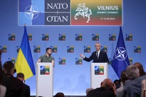 Tổng thống Ukraine Volodymyr Zelensky và Tổng thư ký NATO Jens Stoltenberg phát biểu trước giới truyền thông vào ngày 12/7/2023 tại Vilnius, Lithuania (Ảnh: Getty)