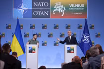 Tổng thống Ukraine Volodymyr Zelensky và Tổng thư ký NATO Jens Stoltenberg phát biểu trước giới truyền thông vào ngày 12/7/2023 tại Vilnius, Lithuania (Ảnh: Getty)
