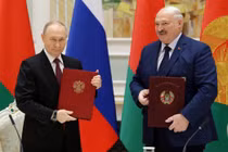 Tổng thống Nga Vladimir Putin và Tổng thống Belarus Alexander Lukashenko tham dự lễ ký kết thỏa thuận hôm 6/12. Ảnh: Sputnik.