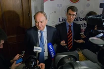 Đại sứ Nga tại Mỹ Anatoly Antonov phát biểu với các nhà báo tại Đại sứ quán Nga ở Washington (Ảnh: Sputnik)