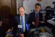 Đại sứ Nga tại Mỹ Anatoly Antonov phát biểu với các nhà báo tại Đại sứ quán Nga ở Washington (Ảnh: Sputnik)