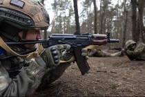 Một người lính Ukraine mới được tuyển dụng thuộc Lữ đoàn cơ giới độc lập số 33 đang thực hành bắn và nạp đạn cho súng của mình trong quá trình huấn luyện quân sự tại Dnipropetrovsk, Ukraine vào ngày 1/3. Ảnh: Getty.