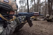 Một người lính Ukraine mới được tuyển dụng thuộc Lữ đoàn cơ giới độc lập số 33 đang thực hành bắn và nạp đạn cho súng của mình trong quá trình huấn luyện quân sự tại Dnipropetrovsk, Ukraine vào ngày 1/3. Ảnh: Getty.