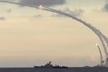 Hải quân Nga phóng tên lửa Kalibr (Ảnh: Military Watch)