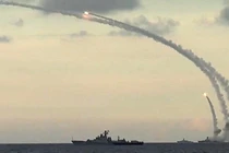 Hải quân Nga phóng tên lửa Kalibr (Ảnh: Military Watch)