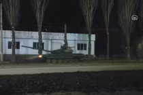 Xe tăng Nga di chuyển ở Donetsk (Ảnh cắt từ clip)