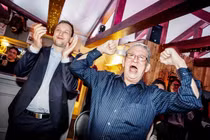 Lãnh đạo đảng Demokraatit, Jens-Frederik Nielsen, phản ứng trong bữa tiệc bầu cử tại quán cà phê Killut ở Nuuk, Greenland ngày 12/3. Ảnh: Reuters.