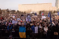 Một người phụ nữ cầm cờ quốc gia Ukraine được nhìn thấy giữa những người biểu tình ở Bratislava, Slovakia, vào ngày 24/1. Ảnh: Getty.