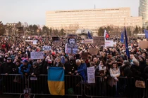 Một người phụ nữ cầm cờ quốc gia Ukraine được nhìn thấy giữa những người biểu tình ở Bratislava, Slovakia, vào ngày 24/1. Ảnh: Getty.