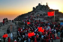 Những người leo núi ngắm bình minh vào ngày đầu năm mới trên núi Thái Sơn vào ngày 1/1/2025, tỉnh Sơn Đông, miền Đông Trung Quốc. Ảnh: Getty.