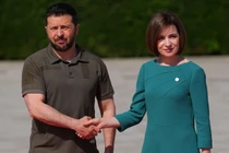 Tổng thống Moldova Maia Sandu (phải) và Tổng thống Ukraine Volodymyr Zelensky tại Chisinau, Moldova, ngày 1/6/2023. Ảnh: Getty.