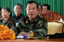 Cựu Thủ tướng Hun Sen phát biểu trong chuyến thăm lực lượng vũ trang Campuchia đóng quân dọc biên giới với Thái Lan vào ngày 26/6. Ảnh: AFP.