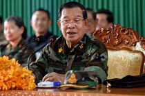 Cựu Thủ tướng Hun Sen phát biểu trong chuyến thăm lực lượng vũ trang Campuchia đóng quân dọc biên giới với Thái Lan vào ngày 26/6. Ảnh: AFP.