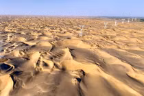 Một đoạn của dự án truyền tải và chuyển đổi 750kV đi qua sa mạc Taklamakan ở lưu vực Tarim thuộc khu vực Tân Cương, phía tây Trung Quốc. Ảnh: Xinhua.