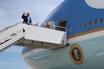 Tổng thống Mỹ Donald Trump lên chiếc Không lực Một tại Căn cứ chung Andrews, Maryland, vào ngày 12/5. Ảnh: Getty.