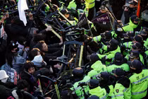 Những người biểu tình phản đối ông Yoon Suk Yeol đụng độ với các sĩ quan cảnh sát khi họ tuần hành về phía dinh thự của Tổng thống Hàn Quốc sau khi các nhà điều tra không thể thực hiện lệnh bắt giữ trong hôm 3/1. Ảnh: Reuters.