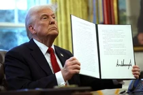 Tổng thống Mỹ Donald Trump tuyên bố áp mức thuế 25% đối với ô tô nhập khẩu. Ảnh: AFP.