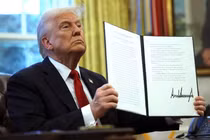 Tổng thống Mỹ Donald Trump tuyên bố áp mức thuế 25% đối với ô tô nhập khẩu. Ảnh: AFP.