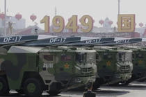 Tên lửa siêu thanh DF-17 của Trung Quốc trong một cuộc diễu binh (Ảnh: Reuters)