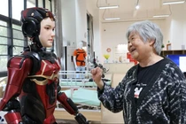 Một cư dân cao tuổi tại một viện dưỡng lão ở Thâm Quyến đang tương tác với một robot hình người. Ảnh: Xinhua.