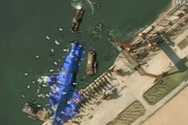 Hình ảnh vệ tinh cho thấy những quả bóng màu trắng đang trôi nổi gần tàu chiến Triều Tiên bị hư hại sau khi hạ thủy không thành công, tại Chongjin, Triều Tiên, vào ngày 24/5. Ảnh: Maxar Technologies.