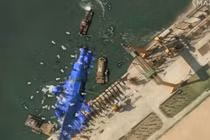 Hình ảnh vệ tinh cho thấy những quả bóng màu trắng đang trôi nổi gần tàu chiến Triều Tiên bị hư hại sau khi hạ thủy không thành công, tại Chongjin, Triều Tiên, vào ngày 24/5. Ảnh: Maxar Technologies.