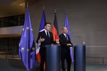 Thủ tướng Đức Olaf Scholz và Tổng thống Pháp Emmanuel Macron phát biểu với giới truyền thông sau cuộc hội đàm ngày 18/3 tại Berlin. Ảnh: Getty.