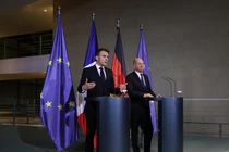 Thủ tướng Đức Olaf Scholz và Tổng thống Pháp Emmanuel Macron phát biểu với giới truyền thông sau cuộc hội đàm ngày 18/3 tại Berlin. Ảnh: Getty.