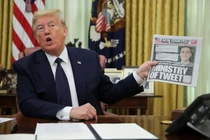 Tổng thống Trump cầm tờ New York Times, trả lời phỏng vấn, trong lúc ký sắc lệnh về các công ty mạng xã hội (Ảnh: CNBC)