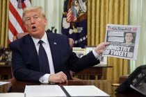 Tổng thống Trump cầm tờ New York Times, trả lời phỏng vấn, trong lúc ký sắc lệnh về các công ty mạng xã hội (Ảnh: CNBC)