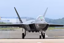 Chiến đấu cơ KF-21 của Hàn Quốc tại trụ sở của Korea Aerospace Industries ở Sacheon (Ảnh: EPA)