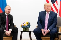 Tổng thống Nga Vladimir Putin (trái) và Tổng thống Mỹ Donald Trump gặp nhau tại Osaka, Nhật Bản, vào ngày 28/6/2019. ảnh: Getty.