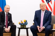 Tổng thống Nga Vladimir Putin (trái) và Tổng thống Mỹ Donald Trump gặp nhau tại Osaka, Nhật Bản, vào ngày 28/6/2019. ảnh: Getty.