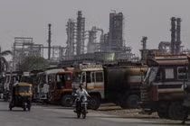 Xe chở dầu bên ngoài một nhà máy lọc dầu do Bharat Petroleum Corp. Ltd. vận hành tại Mumbai, Ấn Độ, vào ngày 4/4. Ảnh: Getty.