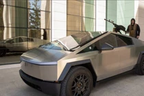 Lãnh đạo Chechnya Ramzan Kadyrov chụp ảnh trên chiếc Cybertruck của Tesla (Ảnh: Telegram)