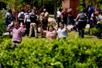 Người dân được hộ tống khỏi khuôn viên trường Đại học Florida State ở Tallahassee, bang Florida, sau vụ xả súng trưa ngày 17/4. Ảnh: Reuters.