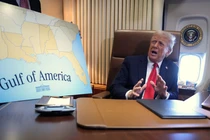 Donald Trump trả lời phỏng vấn báo chí trên chiếc Không lực Một ngày 9/2. Ảnh: Reuters.