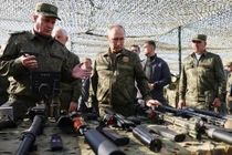 Tổng thống Nga Vladimir Putin kiểm tra vũ khí trong một chuyến thăm lực lượng vũ trang. Ảnh: Sputnik.