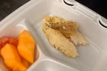 Bữa ăn tối tại Fort Bliss được Ahmadi đăng tải trên mạng xã hội (Ảnh: Twitter)