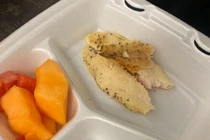 Bữa ăn tối tại Fort Bliss được Ahmadi đăng tải trên mạng xã hội (Ảnh: Twitter)