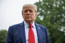 Tổng thống Mỹ Donald Trump dừng lại và phát biểu với giới truyền thông tại Bãi cỏ phía Nam của Nhà Trắng vào ngày 15/6. Ảnh: Getty.